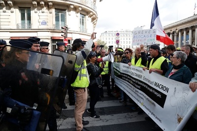 仏各地で「黄ベスト」デモ、警官隊が催涙ガスと放水銃使用