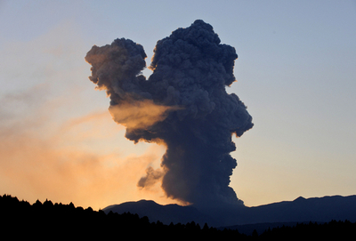 噴火活動の続く新燃岳