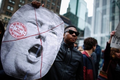 反トランプ派、NYで大規模デモ アリゾナ州では道路封鎖