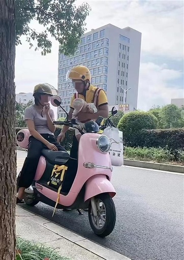 うつ病の妻と幼い子どもを連れてフードデリバリーをする夫 中国のSNSなどで感動の嵐