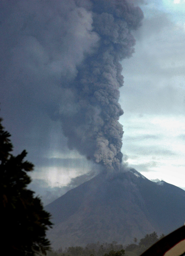 スラウェシ島で火山活動が活発化、1500メートルの噴煙が立ち上る