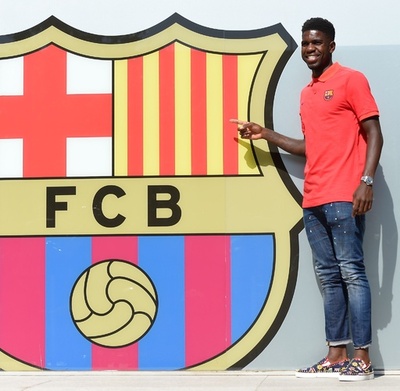 ウムティティがバルサに正式入団、会見でトラック突入事件の犠牲者悼む