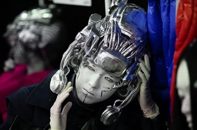 【今日の1枚】超未来的かぶと？ 中国ファッションウィーク