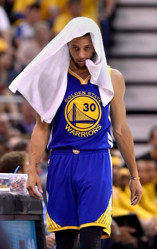 カリー活躍のウォリアーズが西カンファレンス決勝へ、ジャズをスイープ