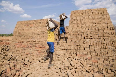 れんがを作る子どもたち、南スーダン 増える児童労働