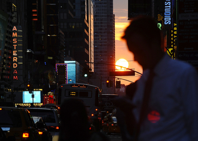 ニューヨーク42番街で「マンハッタンヘンジ」