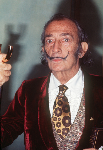 巨匠ダリの遺体、トレードマークの口ひげは「10時10分」の位置のまま