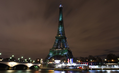 COP21開幕、エッフェル塔も緑にライトアップ パリ　