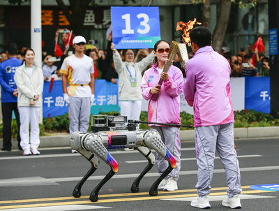 アジアパラ大会の聖火リレー 伴走にスマート盲導犬初登場