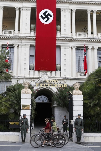 仏ニースに巨大ナチス旗、住民騒然… 実は映画のセット