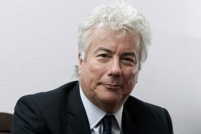 英小説家K・フォレットが2050部にサイン、「1日最多サイン記録」を更新