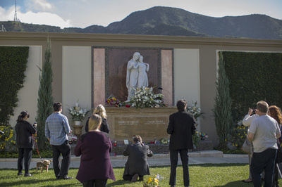 キャリー・フィッシャーさんとデビー・レイノルズさんの合同追悼式、ファンらが母娘をしのぶ