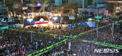 年越し「普信閣の鐘つき」、3年ぶり対面行事に…10万人の人出予想