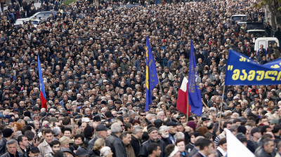 グルジアで大規模な反大統領デモ、1万人以上が集結