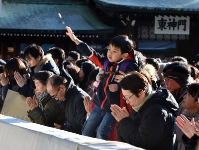 明治神宮、初詣客でにぎわう