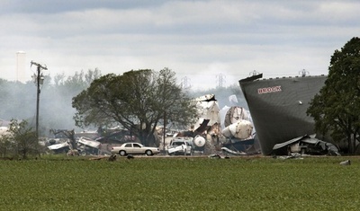 米肥料工場爆発、生存者を徹底捜索 無水アンモニア原因との見方も