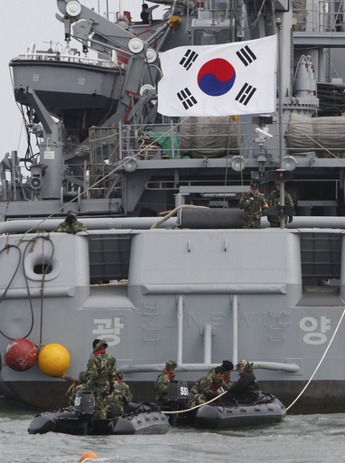 韓国艦沈没、捜索活動中の海軍ダイバーが死亡