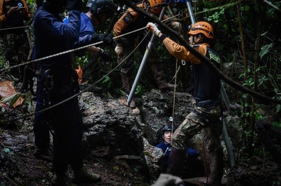タイ洞窟閉じ込め、救助ダイバーら入り口から数キロ奥に到達 新たな穴も