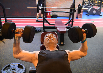 がんサバイバー70歳、フィットネスクラブの人気者 長春