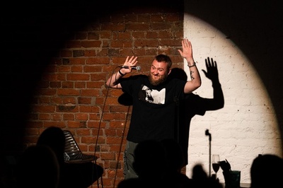 監視下でも笑い届けるスタンダップコメディー ロシア