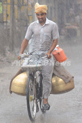 しゃく熱のインドに雨、暑さもひと休み 写真21枚 ファッション
