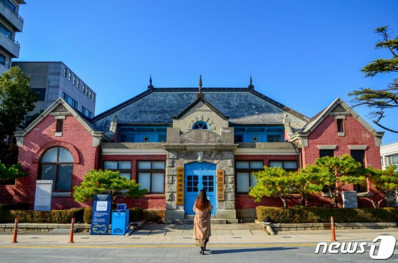 日本近代建築の特徴がそのまま残っている旧群山税関本館＝韓国観光公社提供(c)news1