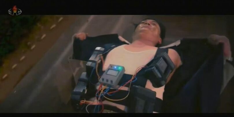 北朝鮮映画「対決の昼と夜」で主人公が爆弾ベストを着たシーン＝朝鮮中央テレビ(c)news1