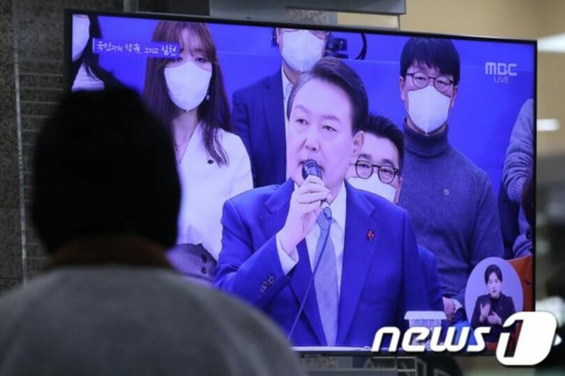 大邱駅の待合室でテレビの生中継を視聴する市民ら(c)news1