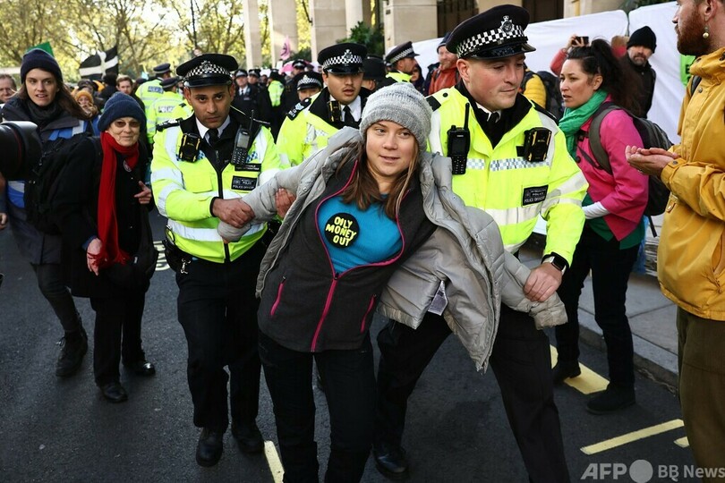 グレタさん、また警察に拘束 英でエネルギー会議に抗議中