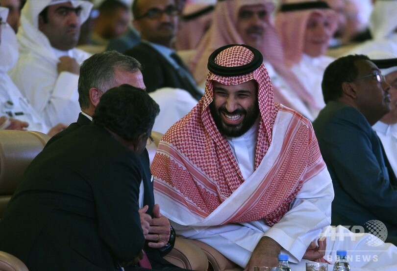 「砂漠のダボス会議」にサルマン皇太子、参加者と談笑 自撮りも