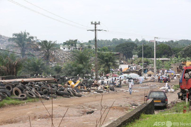 ガボン首都のごみ集積場、売れそうな物を探す子どもたち