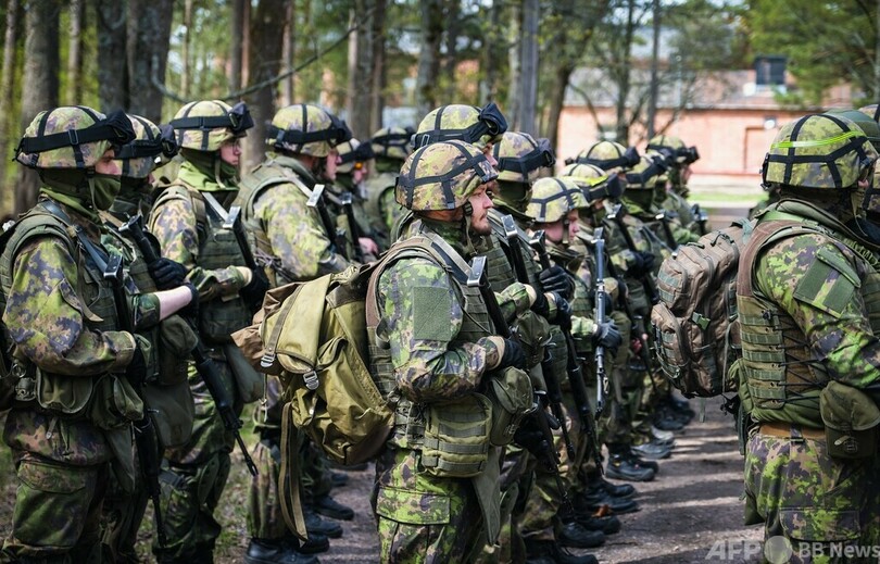 ロシアの脅威に直面するフィンランド、軍事訓練受ける市民急増