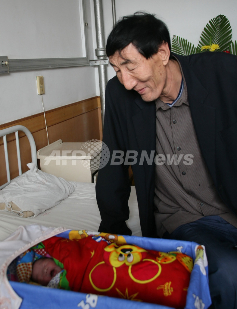 世界一長身の中国人男性がパパに 赤ちゃんは普通サイズ 写真2枚 国際ニュース Afpbb News