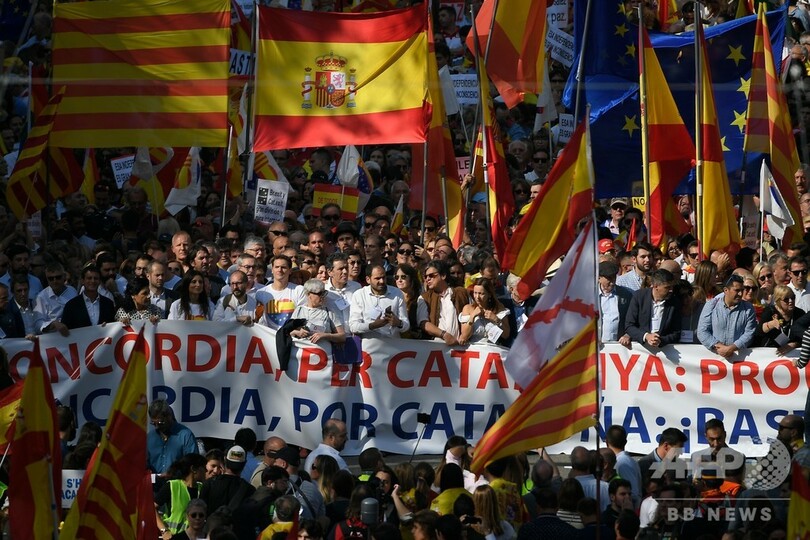 カタルーニャで独立反対派がデモ 支持派に対抗