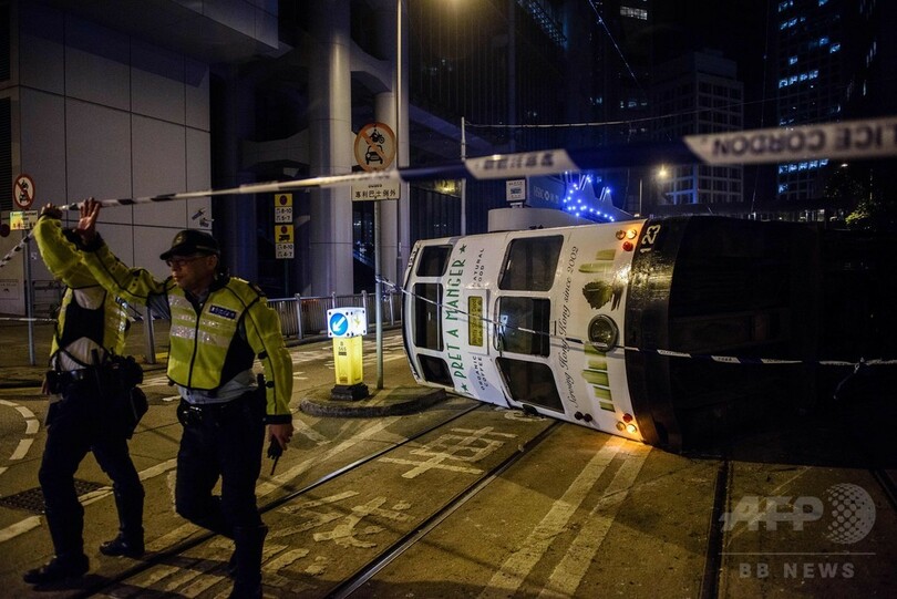 香港で路面電車が横転、14人負傷 運転士を逮捕
