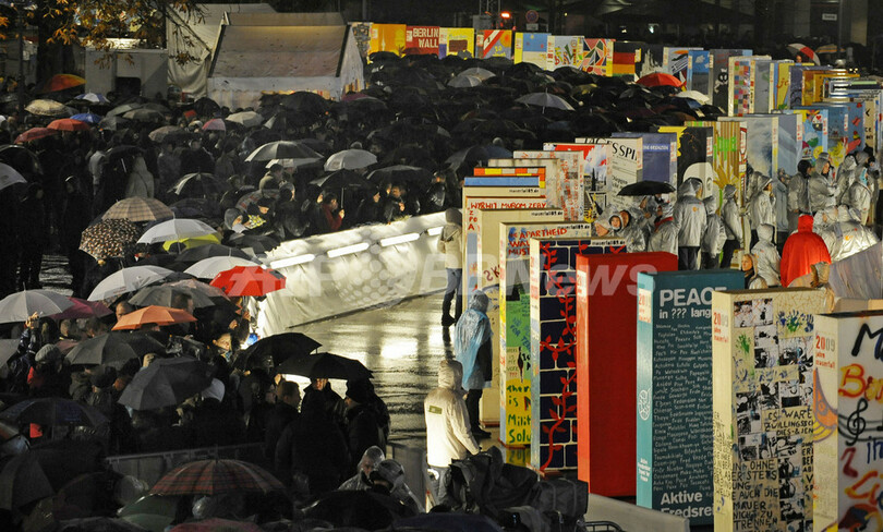 「ベルリンの壁」崩壊20年を祝う巨大ドミノ倒し