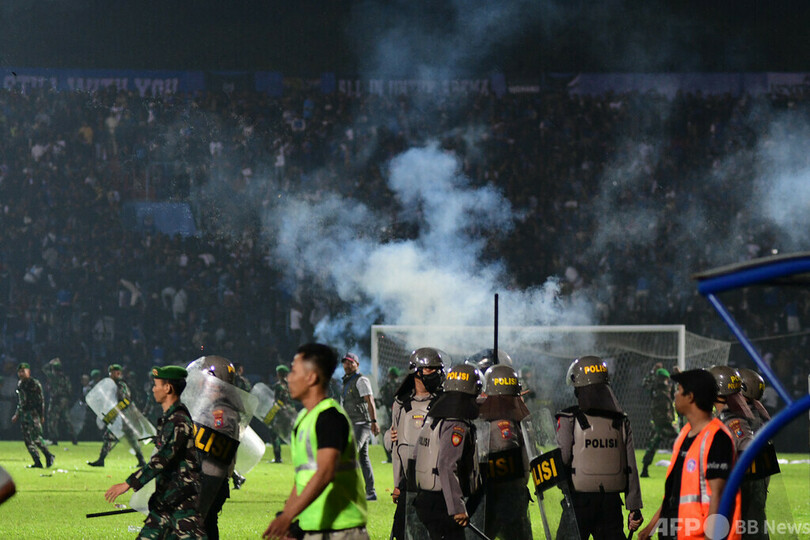 インドネシアサッカー場事故、警官1人に有罪判決