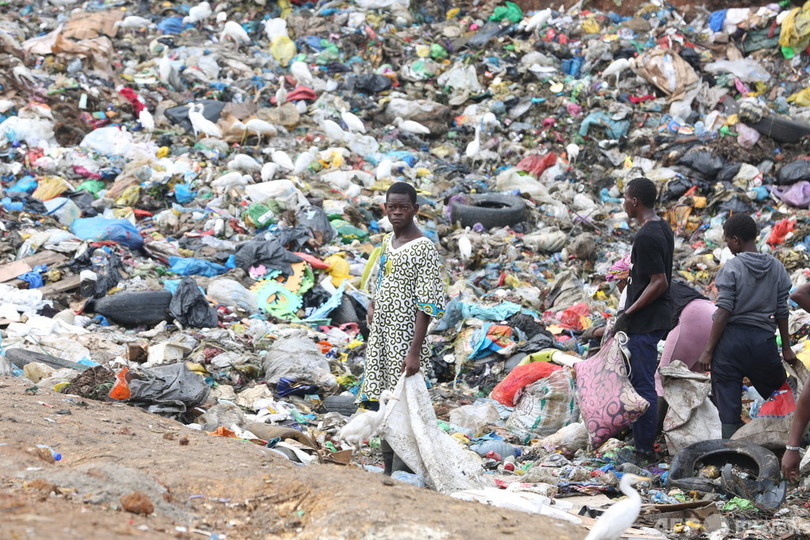 ガボン首都のごみ集積場、売れそうな物を探す子どもたち