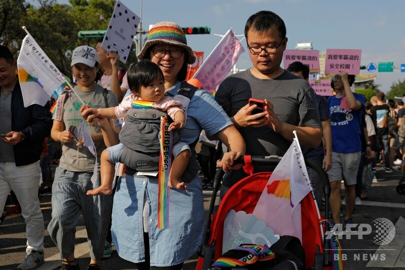 台北でアジア最大のLGBTパレード、外国人も含め13万7000人参加