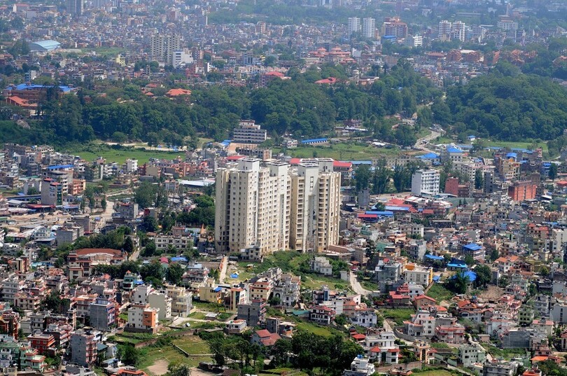 再建か？解体か？ネパール大地震で損壊した高級高層住宅の運命