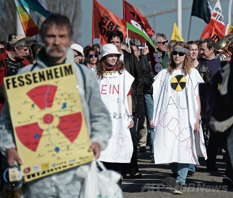 仏独国境で脱原発デモ、福島事故から3年控え