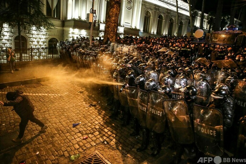 「スパイ法案」に大規模抗議デモ ジョージア