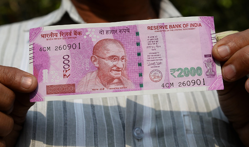 突然の高額紙幣廃止、再開した銀行に長蛇の列 インド 写真7枚