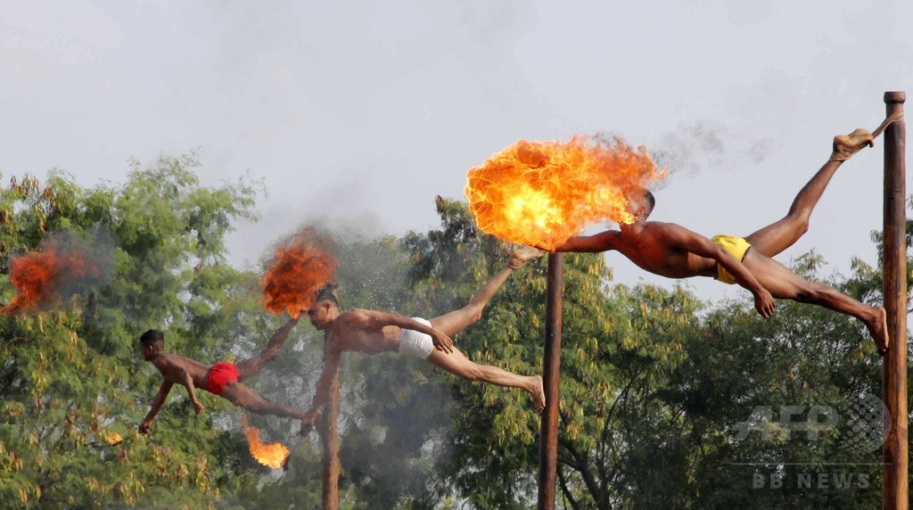 中国との合同演習前に火吹きの技を披露、インド兵ら 中国との合同演習前に火吹きの技を披露、インド兵ら