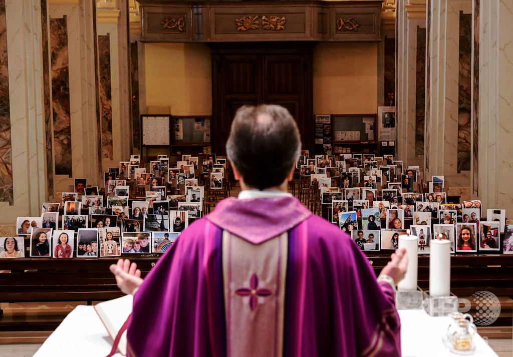 信徒の「自撮り写真」並べて日曜礼拝、イタリアの教会 写真13枚 国際ニュース：AFPBB News