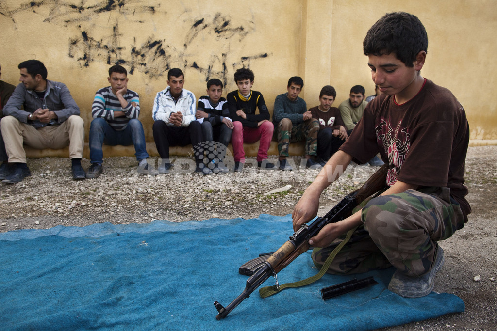 シリア内戦で少年兵増加、人間の盾にされるケースも 英慈善団体 シリア内戦で少年兵増加、人間の盾にされるケースも 英慈善団体