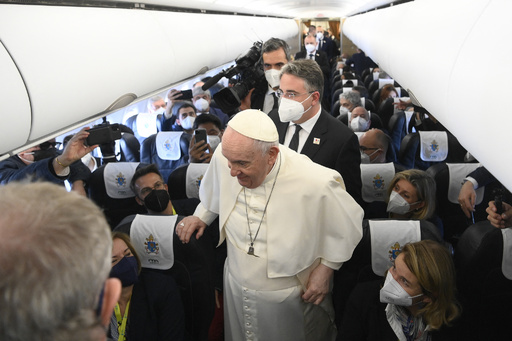 ローマ教皇、リフトで特別機搭乗 タラップ使わず 写真10枚 国際