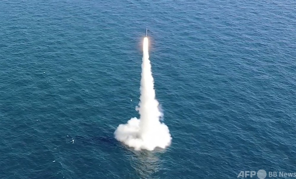 韓国、潜水艦発射弾道ミサイルの発射実験に成功 大統領府発表