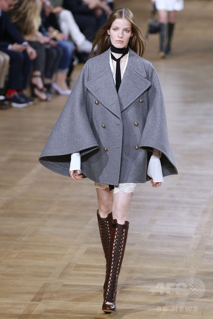 クリーンで細身のシルエットにも柔らかさを加えて、「クロエ」15/16秋冬