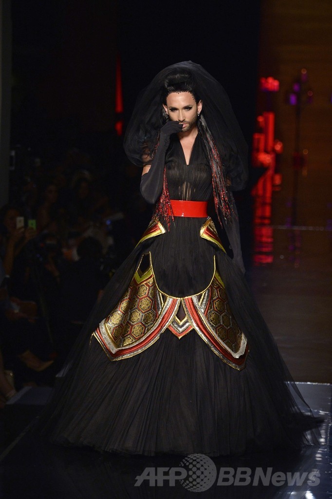 「ひげ面の女装歌手」も登場、J.P.ゴルチエ14/15年秋冬オートクチュール